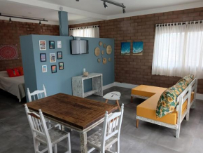 Relaxe neste espaço calmo e cheio de estilo. Casa com apto superior, com sacadão, churrasqueira, localizado junto ao Parque da Guarita. Próximo a Praia da Cal, cerca de 400m e Praia da Guarita cerca d